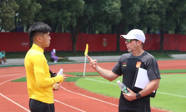 开云APP-戴伟浚场上场下获主帅“优待” 10号位竞争高手如云