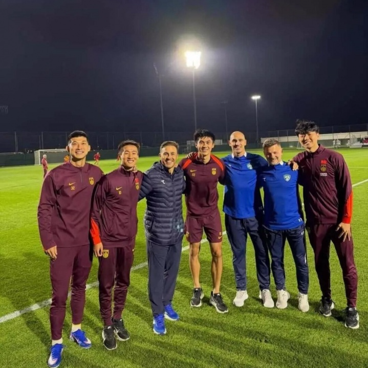 开云体育APP下载-泪目！恒大4国脚与卡纳瓦罗重逢+开心合影，韦世豪搂着恩师笑开花